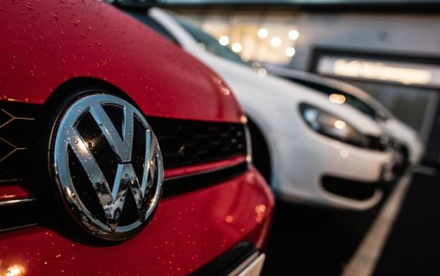 Еврокомиссия пригрозила возбудить дело против четырех стран, которые разрешили Volkswagen и другим компаниям, замешанным в дизельном скандале, продавать авто, и не привлекли их к ответственности.