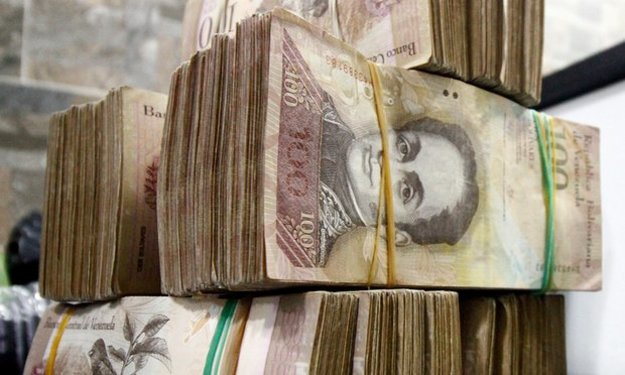 Президент Венесуэлы Николас Мадуро в воскресенье заявил о том, что банкноты номиналом в 100 боливар, которые сейчас на черном рынке стоят $0,02, будут выведены в среду.