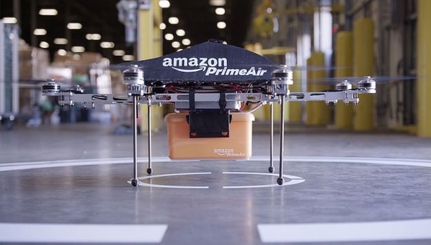 Американский ритейлер Amazon впервые осуществил доставку с помощью дрона, который самостоятельно доставил приставку Amazon Fire TV и пачку попкорна.