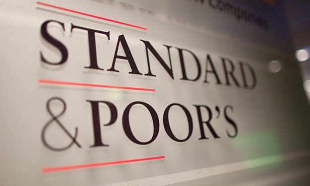 Международное рейтинговое агентство Standard&Poor's (S&P) понизило долгосрочный и краткосрочный кредитные рейтинги ПриватБанка с уровня «B-/C» до «R/R» (под надзором регулирующего органа).