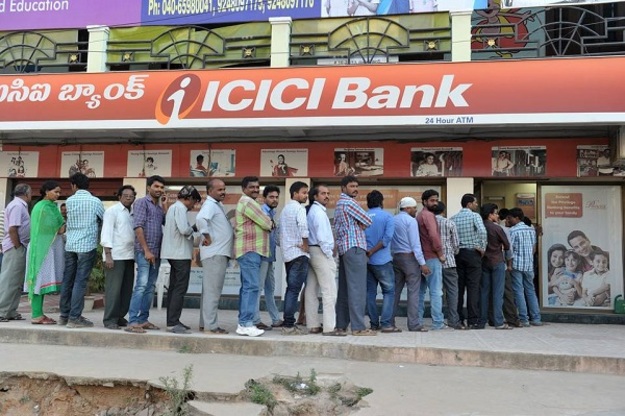 Индийские банки заявили, что будут бороться с внезапным всплеском снятия наличных денег, если правительство поднимет лимиты на снятие средств в пятницу.