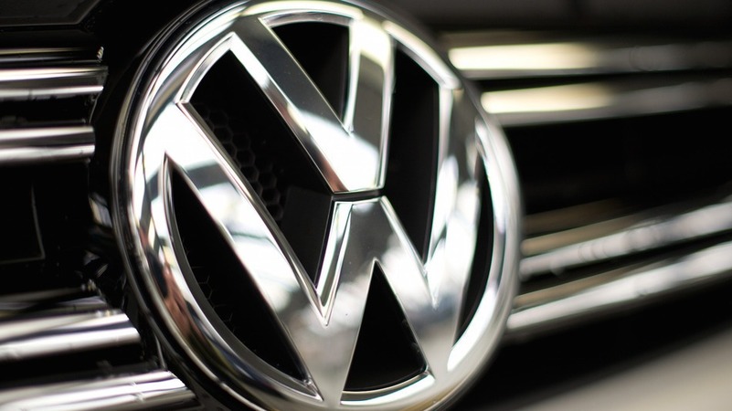 Немецкий автопроизводитель Volkswagen согласился выплатить властям США $4,3 млрд для урегулирования «дизельного скандала», связанного с нарушениями концерном экологических норм, сообщает Reuters.