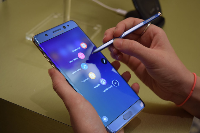 Смартфоны Galaxy Note 7, производство которых Samsung прекратила из-за случаев возгорания, перегревались из-за неправильного размера аккумуляторов, сообщает «Интерфакс».