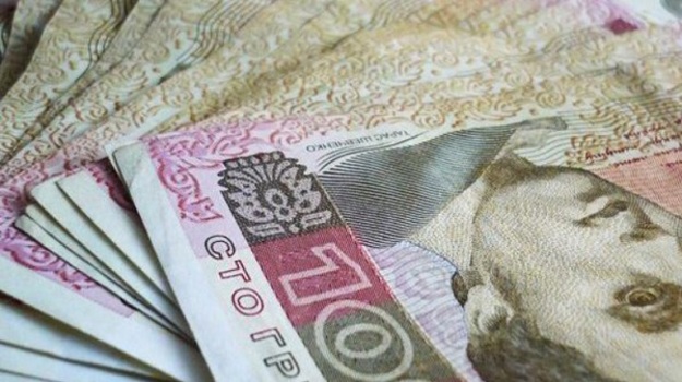 Национальный банк понизил официальный курс гривны на 1 копейку до 27,21/$.