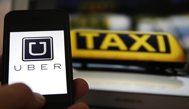 Французский бизнесмен подал в суд на компанию Uber после того, как его жена обнаружила, что он регулярно пользуется приложением по вызову такси, чтобы ездить к любовнице, сообщает BBC.