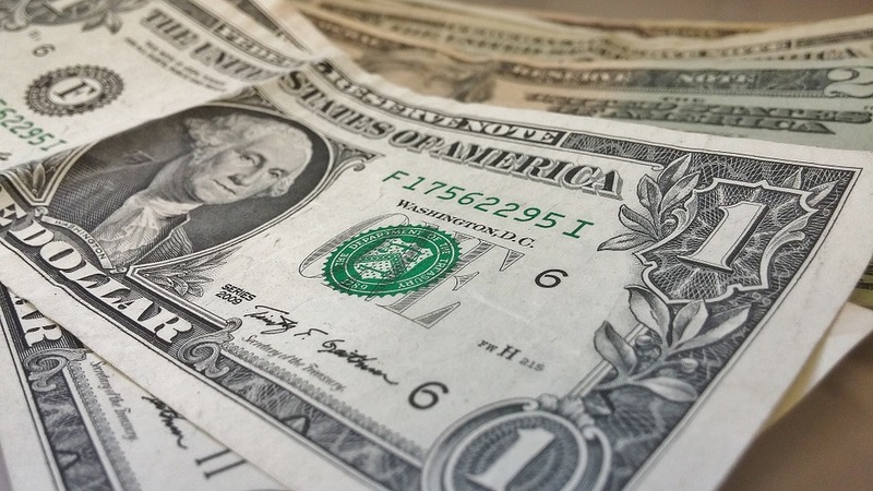 Доллар подешевел на наличном валютном рынке на 5 копеек в покупке, и на 6 копеек в продаже.
