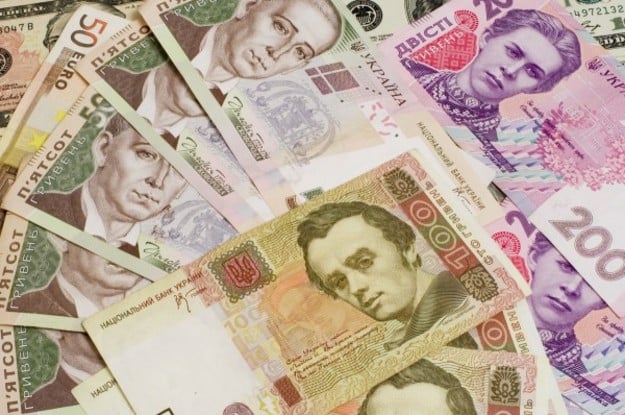 Национальный банк понизил официальный курс гривны на 7 копеек до 26,97/$.