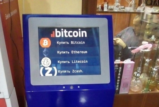 Предприниматели из Санкт-Петербурга установили первый биткоин терминал с возможностью покупки за наличные цифровых валют.