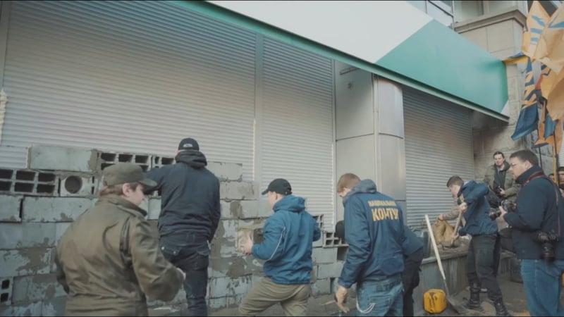 Главный офис Сбербанка в Киеве, который находится на улице Владимирская, приостановил работу в целях безопасности.