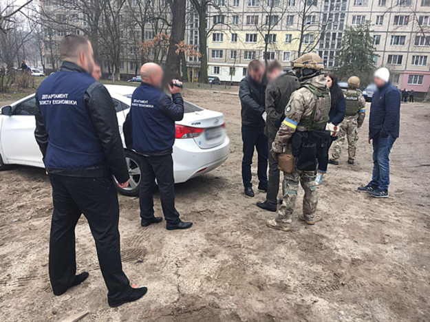 Главного государственного ревизора-инспектора одного из управлений фискальной службы задержали в Киеве.