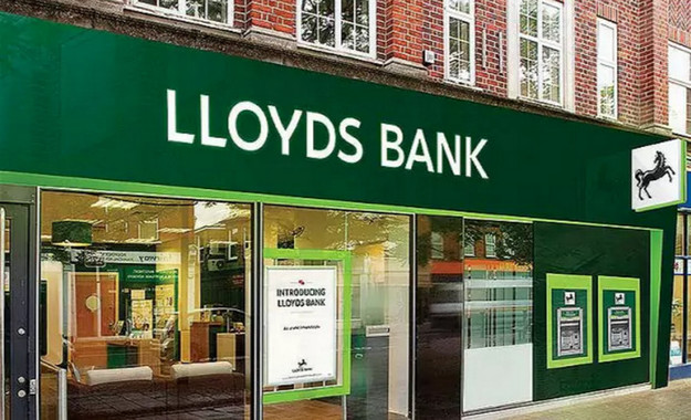 Lloyds Bank намерен сократить сотни своих филиалов в Великобритании из-за растущего числа клиентов, использующих онлайн-банкинг.