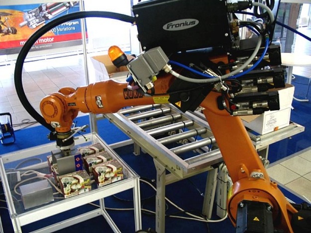 Национальное бюро экономических исследований США представило доклад, согласно которому каждый промышленный робот, введенный в эксплуатацию с 1990 по 2007 год, стал причиной сокращения в среднем 6,2 рабочих мест.