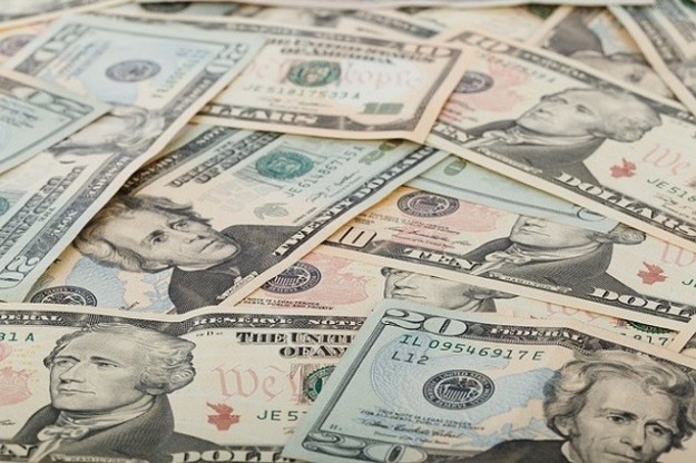 Доллар на наличном валютном рынке подешевел на 4 копейки в покупке и продаже.