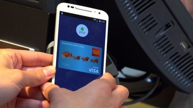 Компания Google объединилась с несколькими банкам, включая Bank of America, чтобы клиенты могли добавлять свои платежные карты в Android Pay из своих банковских приложений.