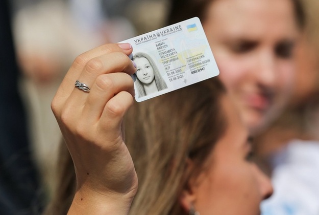 Украинские банки отказываются обслуживать клиентов на основании ID-карты – пластикового удостоверения личности нового образца, которое заменяет собой паспорт.