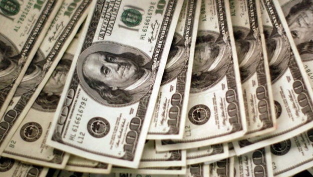 В четверг гривна продолжила теснить доллар на межбанке.