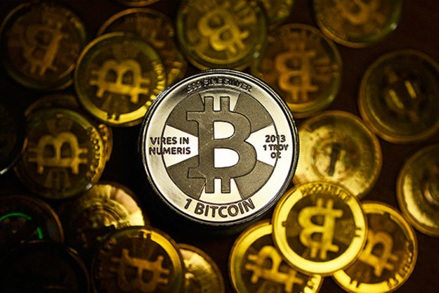 Курс криптовалюты Bitcoin побил исторический рекорд, поднявшись до 1 331 доллара, что на 2,7% выше, чем уровнеь закрытия предыдущих торгов.