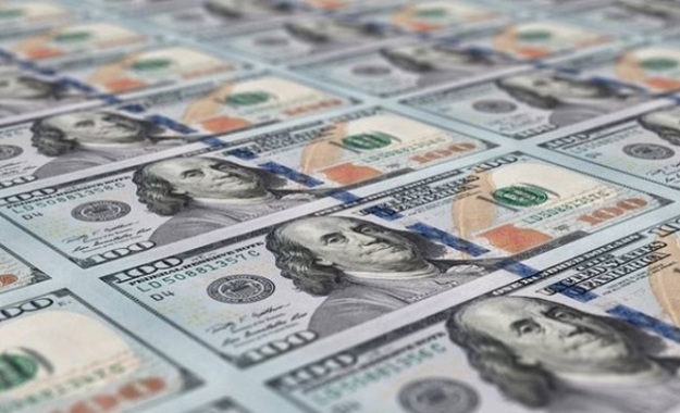 Доллар на наличном валютном рынке подешевел на 3 копейки в покупке и продаже.