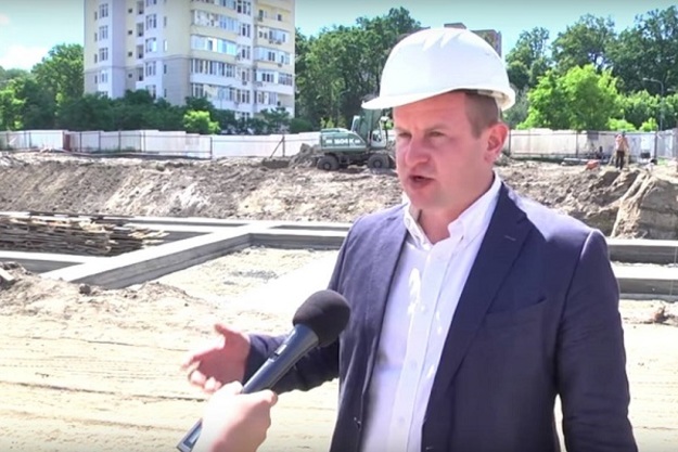 Депутат Ирпенского совета Игорь Оверко владеет 186 квартирами в своем городе общей площадью почти 8 тысяч квадратных метров, еще 400 квартир он продал в прошлом году.