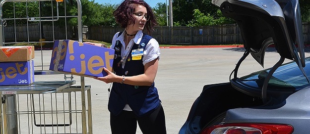Один из крупнейших ритейлеров Wal-Mart начал испытание нового способа доставки — работники компании по дороге домой могут развезти заказы клиентов.