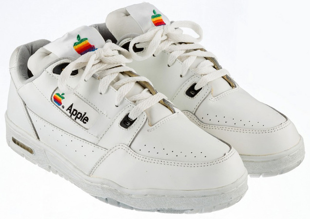 Аукционный дом Heritage Auctions продает на сайте eBay кроссовки, выпущенные компанией Apple в начале 90-х годов.