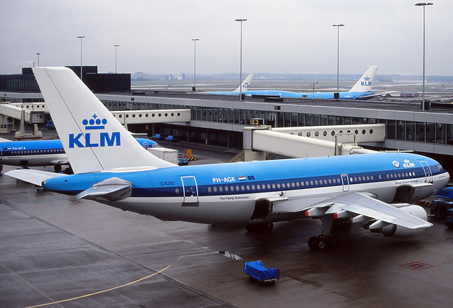 Нидерландская авиакомпания KLM объявила продажу билетов по акционным ценам в честь начала вступления в силу безвизового режима для Украины с Евросоюзом.