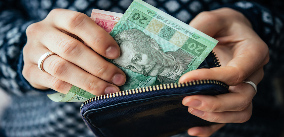 Бюджетной резолюцией предлагается установить размер минимальной зарплаты с 1 января 2018 года на уровне 3723 гривни, с 2019 года — 4173 гривни, с 2020 года — 4425 гривен.