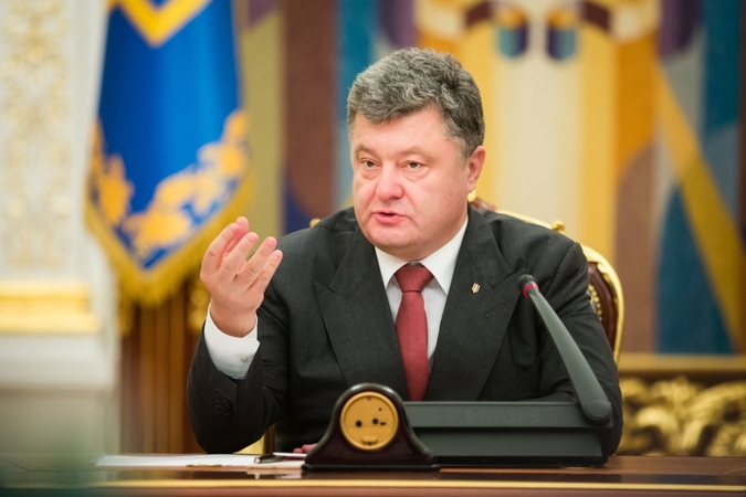 В этом году украинцев ждет повышение пенсий, это может произойти в ноябре, заявил на заседании Национального совета по реформам президент Петр Порошенко.