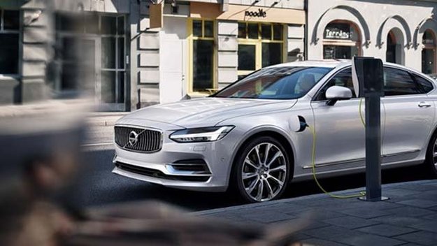 Шведский автопроизводитель Volvo объявил о постепенном отказе от двигателей внутреннего сгорания и постепенном переходе на производство электромобилей и гибридных автомобилей.