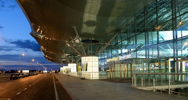 Международный аэропорт «Борисполь» со своей стороны подписал договор с одной из крупнейших европейских лоу-кост авиакомпаний Ryanair и отправил в главный офис компании.