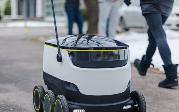 В Таллинне началось тестирование роботов-почтальонов в связке с автомобилями Mercedes.