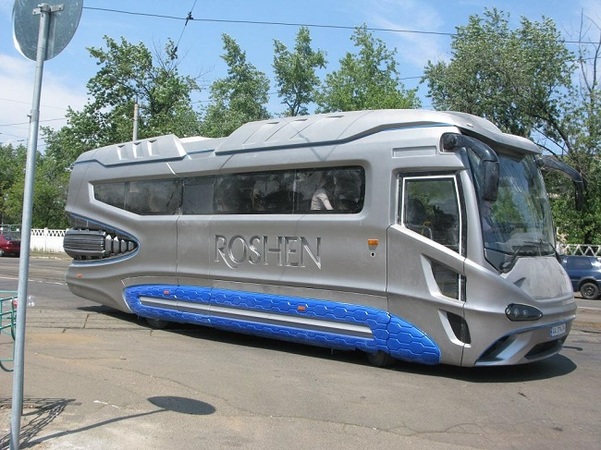 На дорогах Киева удалось сфотографировать новый туристический автобус с футуристическим кузовом отечественного производства, передает Автоцентр.