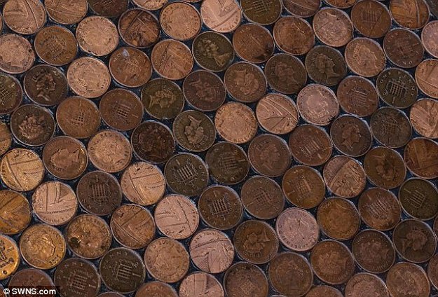 Владелец барбершопа BS4, 28-летний британец Рич Холтхем из города Дадли решил устелить пол монетами номиналом в 1 пенни после того, как строители потребовали за ремонт пола 1 000 фунтов стерлингов.