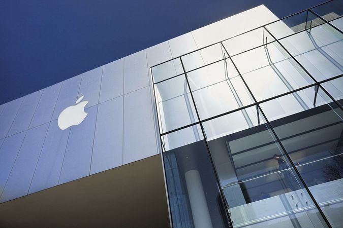 Президент США Дональд трамп заявил, что наконец-то договорился с Apple о том, что компания будет производить больше своих товаров в США.