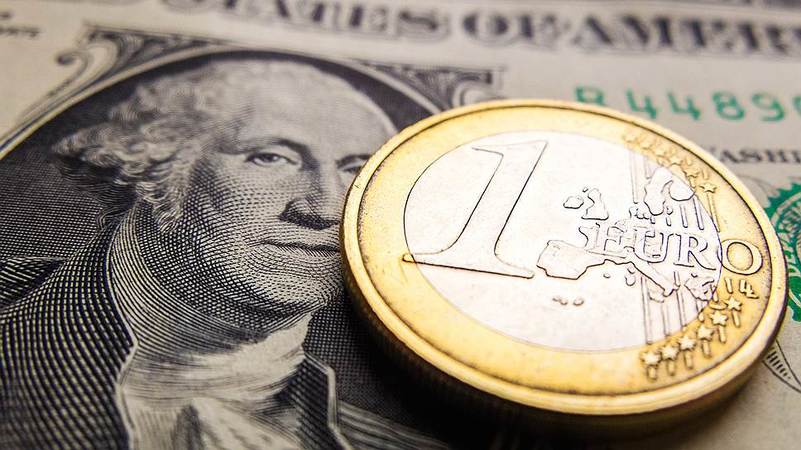 Доллар в четверг продолжает подъем в паре с евро и рядом других валют из-за эскалации напряженности вокруг Северной Кореи.