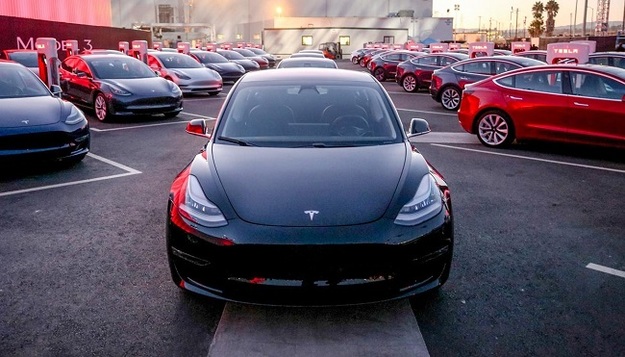 К 2020 году бюджетная линейка Tesla в составе Model 3 и Model Y (на графике она обозначена как Model 3 CUV) будет занимать примерно половину всего мирового рынка электромобилей.
