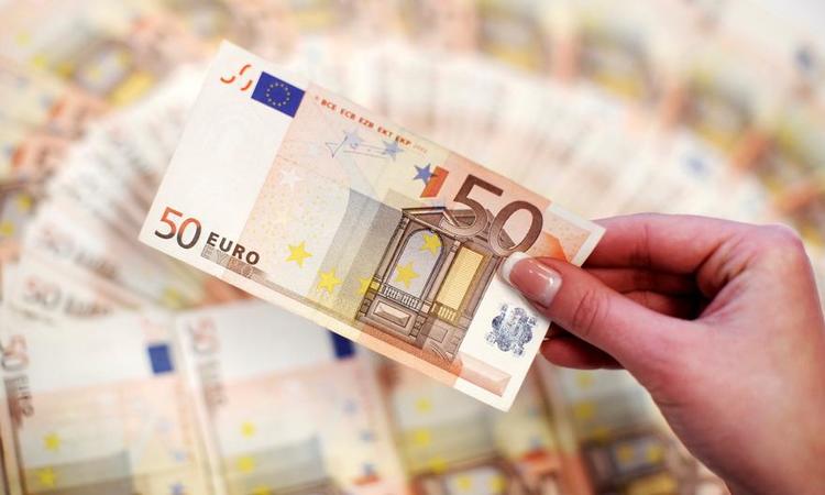 Межбанк: Курс евро откатился на 16 копеек