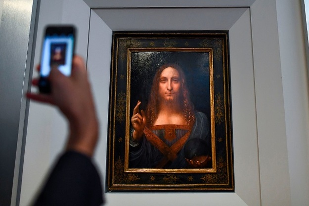 Последнюю найденную в частной коллекции картину Леонардо Да Винчи Salvator Mundi (Спаситель мира – лат.) продали на торгах аукционного дома Christie's в Нью-Йорке за $450 млн.
