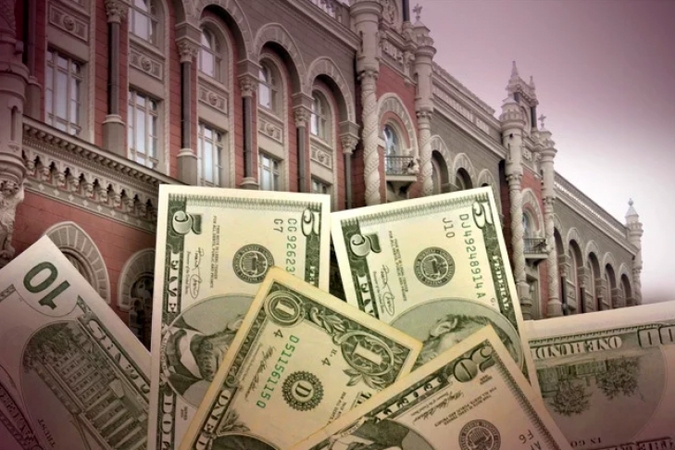 Нацбанк Украины отозвал банковские и генеральные лицензии на осуществление валютных операций у ПАО «Апекс-Банк» и ОАО «Промышленно-финансовый банк».