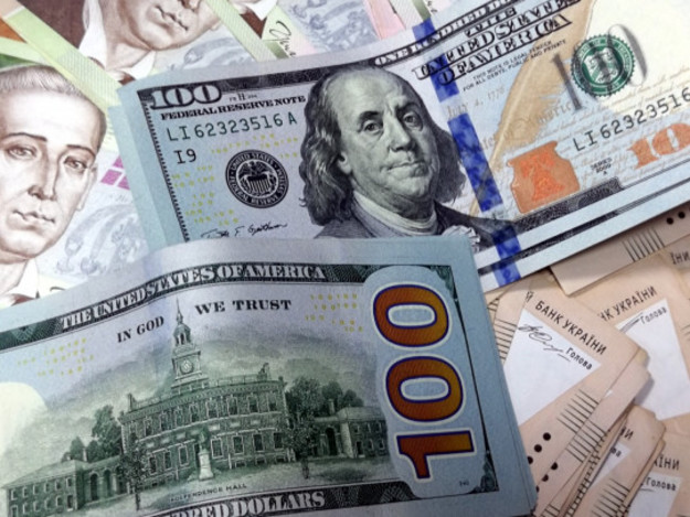 Торги вівторка на валютному ринку продовжили зміцнення позицій долара і девальвацію гривні.