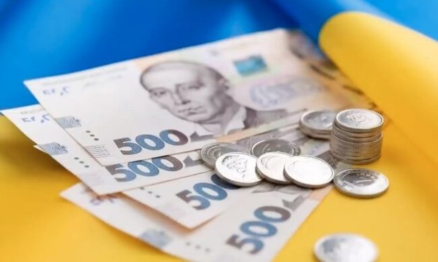 Кабінет міністрів підвищив посадовий оклад (тарифну ставку) працівника 1 тарифного розряду з 2 102 гривень до 2 225 гривень.