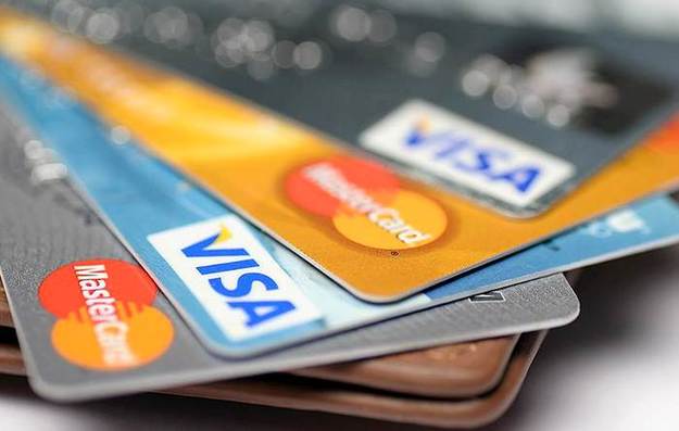 Банки мають право пропонувати своїм клієнтам супутні послуги, але не можуть вимагати примусово оформити до зарплатної картки ще й кредитку.
