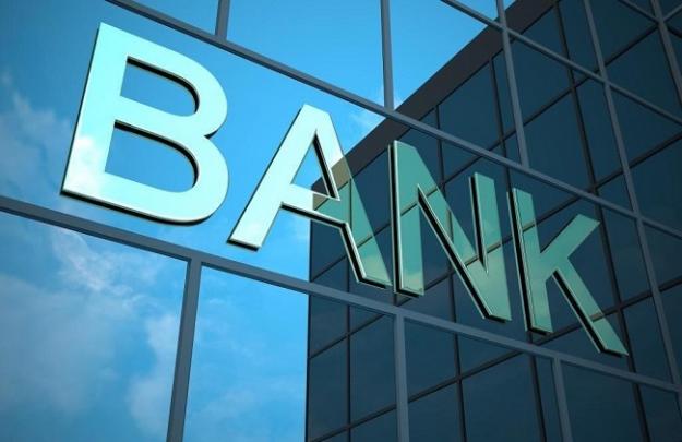 С начала года количество структурных подразделений банков сократилось на 696 отделений или на 10,4%.