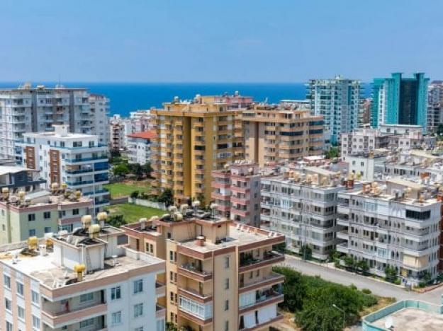 Большинство граждан Турции (79%) считают, что продажу недвижимости в стране иностранцам надо запретить, пишет Bloomberg со ссылкой на данные Metropoll, который опросил 2118 человек из 28 турецких провинций.