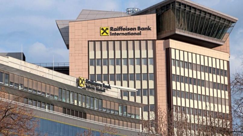 Австрийская банковская группа Raiffeisen Bank International все еще продолжает рассмотрение вариантов относительно будущего своего дочернего банка в России, включая выход из него.
