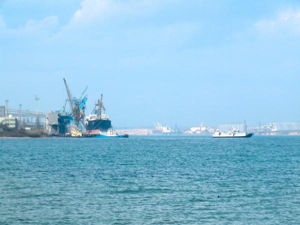 Робота «Зернової ініціативи» поновилася, але росія в СКЦ продовжує блокувати вхідний флот на найбільш глибоководний порт «Південний».