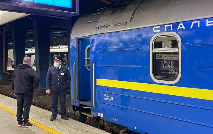 Квитки на найпопулярніший поїзд Київ — Варшава тепер можна придбати лише за умови підтвердження особи за допомогою Дія.