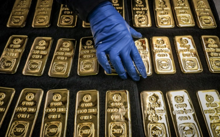 На этой неделе цена на золото впервые за свою историю поднялось выше 2100 долларов за унцию.