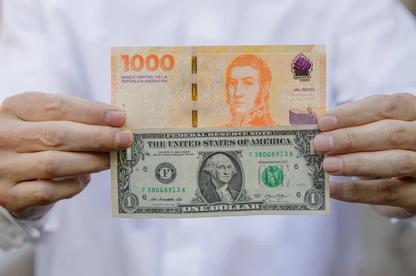Центральный банк Аргентины позволит выпуск купюр номиналом в 10 тысяч и 20 тысяч песо на фоне крупнейшей в Южной Америке инфляции.