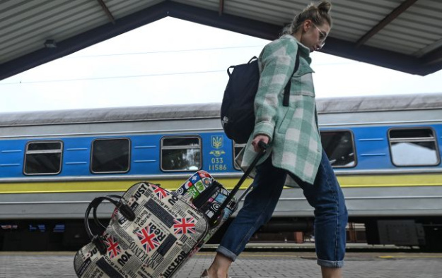 За границей сейчас находятся более 8 млн украинцев, и украинские власти уже неоднократно намекали, что хотели бы их возвращения.